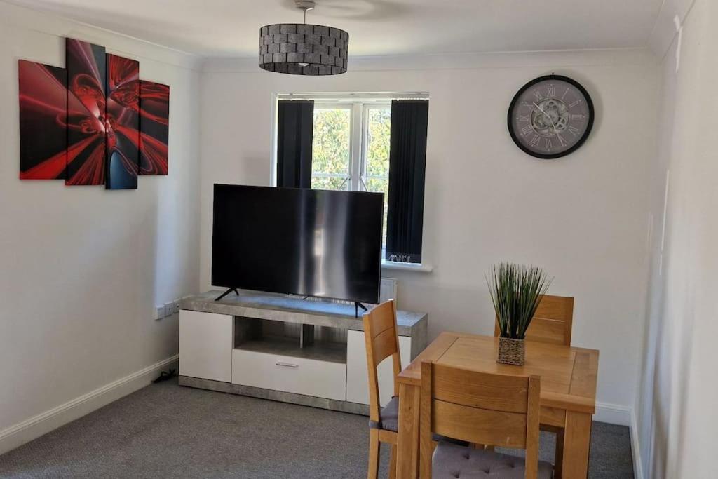 Greenhithe Cosy Apartment, Netflix And Sport Channels Exterior foto